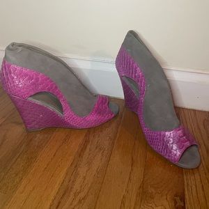 Grey and snakeskin fuschia wedge